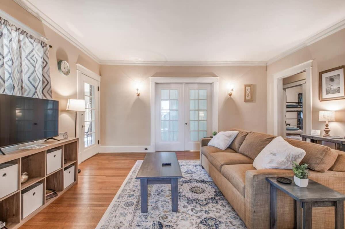 Blue Moon Bungalow- Upstairs *