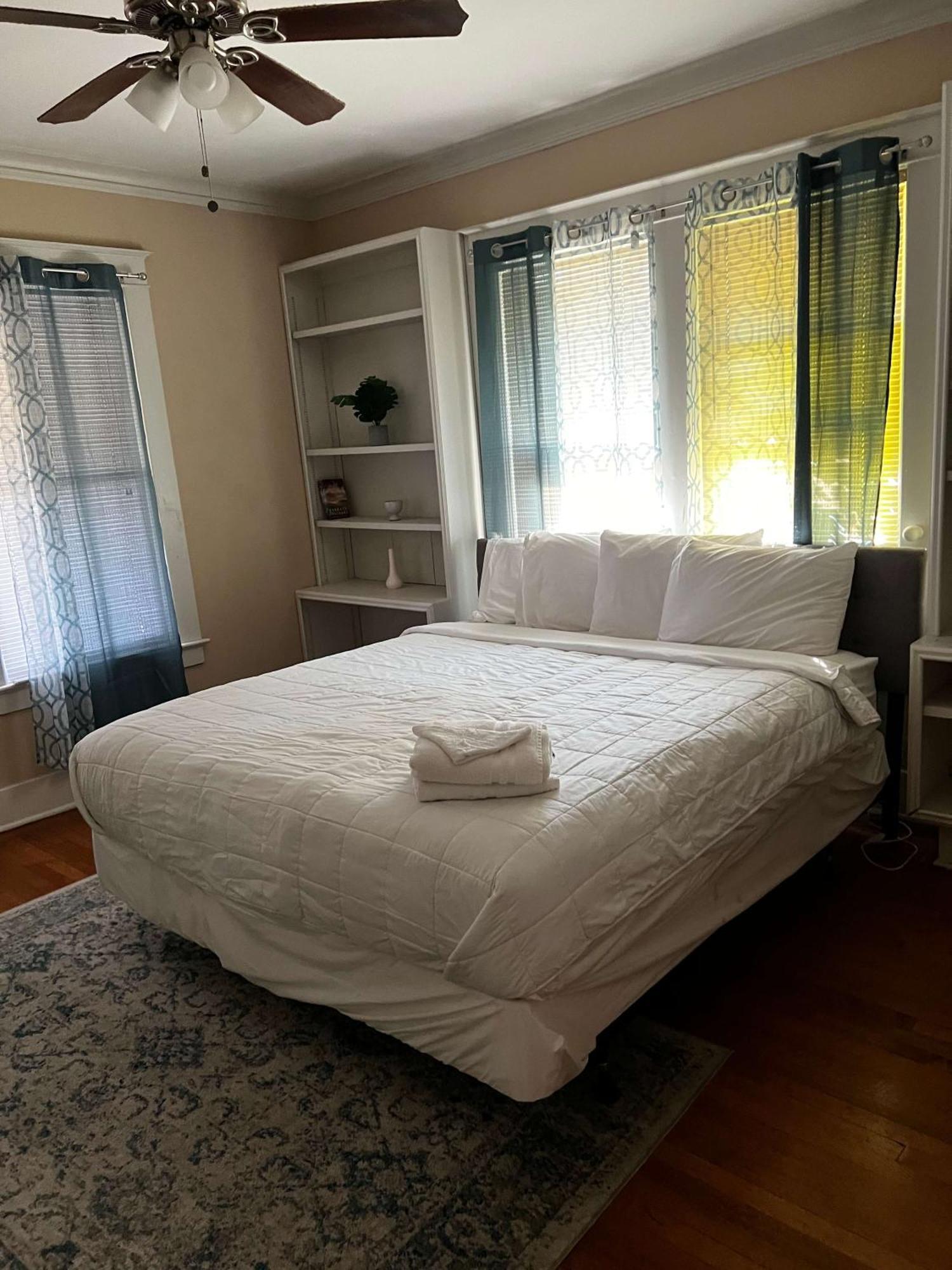 Blue Moon Bungalow- Upstairs *